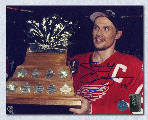 Steve Yzerman Detroit Red Wings Signed 1998 Conn Smyth 8x10 Photo | AJ Sports.