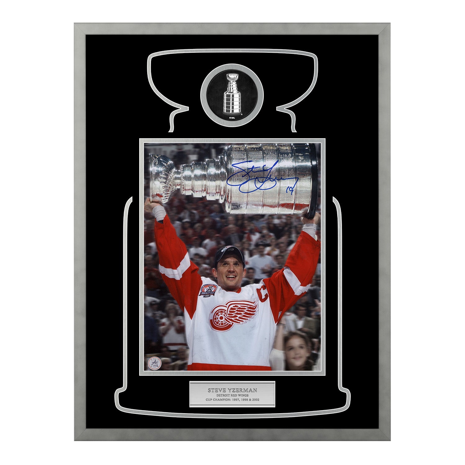 スポーツ選手 The Road Warriors autograph AJ Sports | Steve Yzerman Autographed Detroit Red Wings Cup